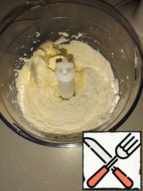 Punch the curd with a blender until smooth curd mass. Add sour cream and mix again.