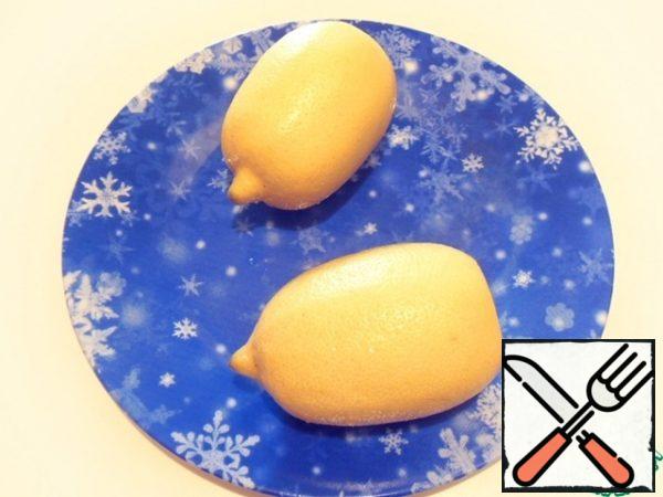 First, let's do the decor for cupcakes and prepare lemons. Wash well and pour boiling water over it.
Decor is not mandatory in the recipe, but I wanted to make new year's cakes more elegant, so I got the idea with lemon slices. Decor can be prepared the day before.