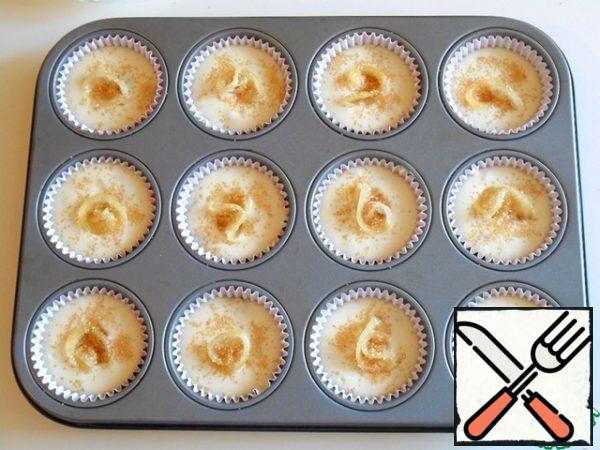 Put paper capsules in cupcake molds and pour the dough. From the lemon prepared the day before, roll the bags and insert them in the center of each cake ( they turn around as they please and get all different).
Sprinkle a small pinch of brown sugar on top.