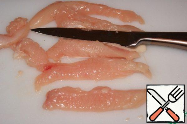 With a sharp knife, cut the chicken meat into pieces. Put it in the refrigerator and cool it well again. Otherwise, during the kneading process, juice will be released from the meat, because it will be heated by our hands. For the same reason, kneading should be done with gloves.
