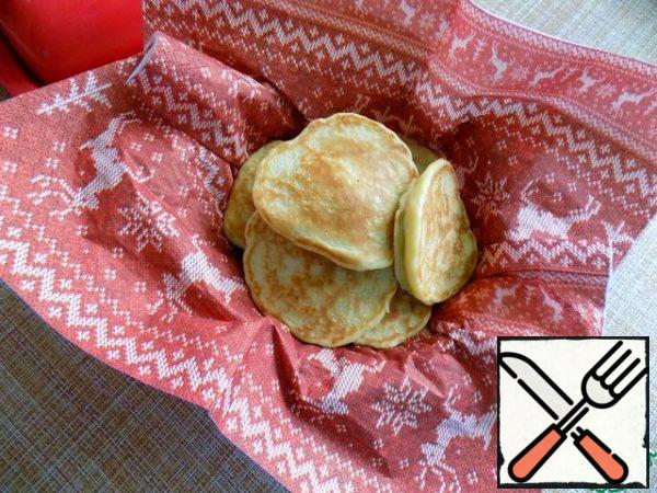 Putting pancakes on a double napkin.