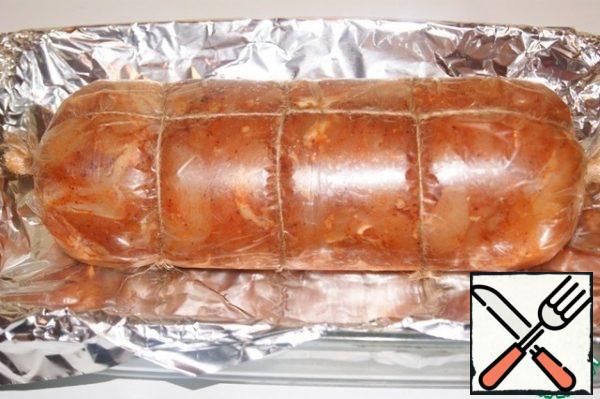To prevent the membrane from opening during cooking, tie the sausage with twine along the entire length.
The diameter of the sausage is 9 cm.
Place in a baking dish and send it to a preheated 80"C oven. Bake for 1 hour and 15 minutes.
PS At a temperature of 80*C, bake for 1 hour per 1 kg of meat.