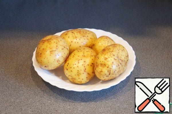 Wash the potatoes in cold water.
