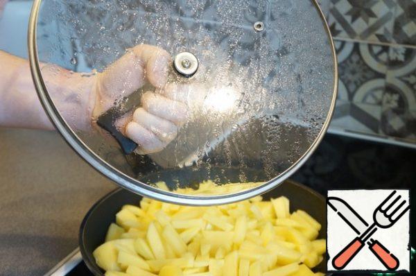 2. When you see that moisture has accumulated on the lid during frying, remove the lid and drain the water into the sink. It is important not to touch the potatoes. Drain the water several times during cooking.
