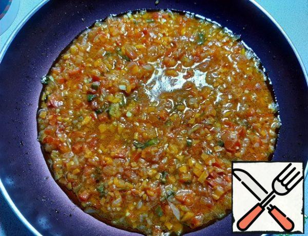 At the end, add the ketchup, bring the sauce to readiness.