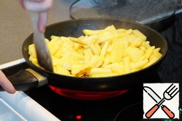 First, there will be a lot of moisture, then less and this will be a signal to check the bottom of the potatoes. If you see a Golden or brown crust, take a wide spatula and turn the potatoes with the toasted side out, and the raw side to the pan.