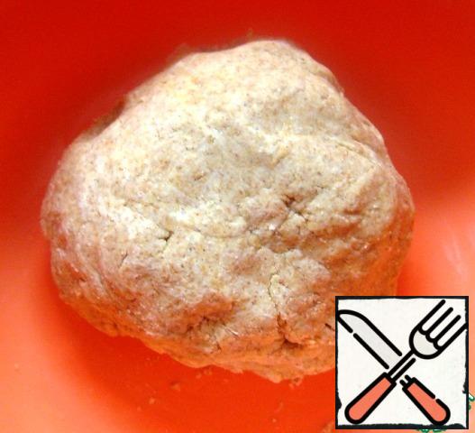 Pour ice water and knead the dough, collecting it in a ball. Wrap in plastic wrap and put in the refrigerator for 30 minutes.