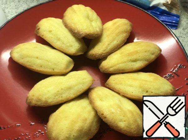 Pour our dough into molds (shells). I have silicone molds, if you have metal ones, pre-lubricate with butter. Bake at 180 degrees for 15 minutes (focus on your oven).
