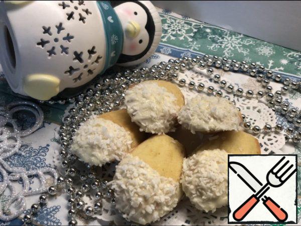 Now decorate: dip Madeleine in white melted chocolate, and then sprinkle with coconut shavings. Our cookies are ready, you can help yourself! Bon Appetit!