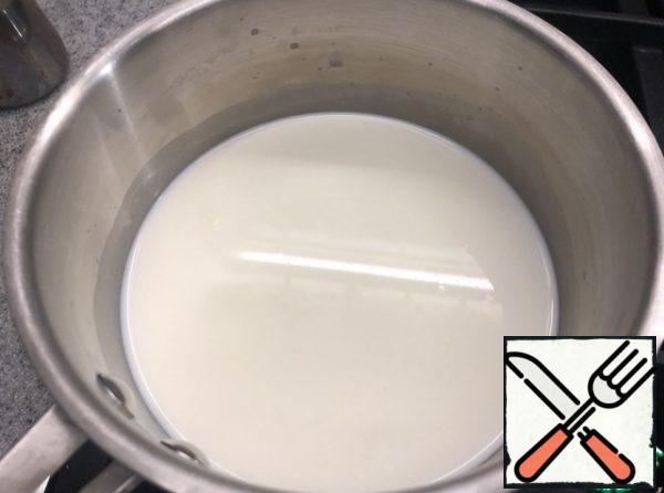Mix cream, milk, sugar and vanilla sugar in a saucepan. Boil. Cool slightly and add the swollen gelatin to this mixture. Pour into glasses and put in the refrigerator for an hour or two