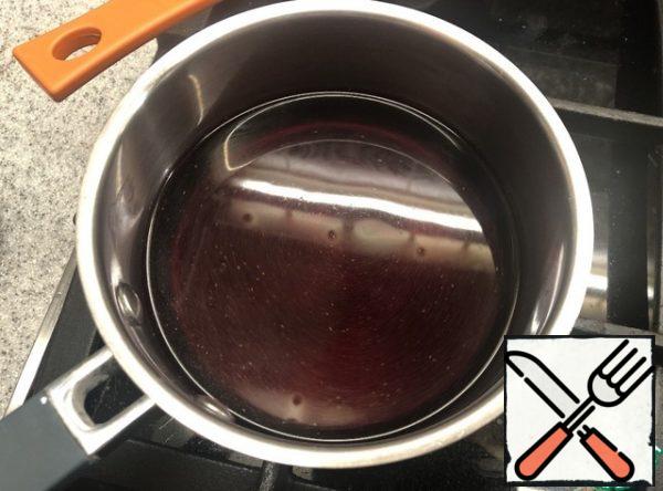 When Panna cotta freezes, you can start preparing a layer of jelly. Soak the gelatin in water again. Pour the cherry juice into a saucepan, add spices, sugar and bring to a boil. Add the swollen gelatin to the juice.
