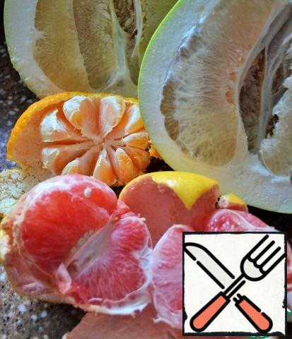 Pomelo, grapefruit and tangerines.
To prepare the sauce, you can take other citrus fruits.