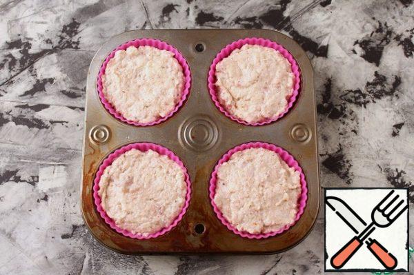 Grease silicone molds with vegetable oil and put the minced meat.
Sprinkle with sesame seeds, cheese or nuts, to taste.
Bake at 180 grams, about 30 minutes.