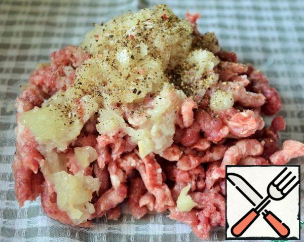 Prepare the minced meat by grinding the meat and onions in a meat grinder, the grate is large.
Season with salt, pepper, and mix.