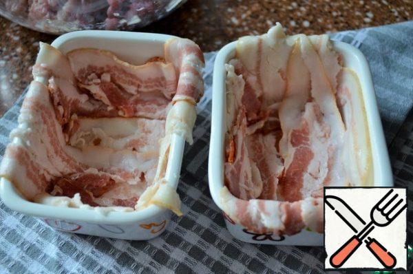 Prepare portion molds with a volume of 250 - 300 ml..
Grease the bottom and walls with bacon.
I must say, this time I was very disappointed with the bacon -
it broke and did not want to split into beautiful strips, probably it was frozen.
