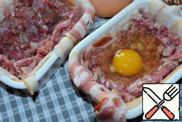 Fill in the forms with half the minced meat,
make a hole and pour the eggs.
