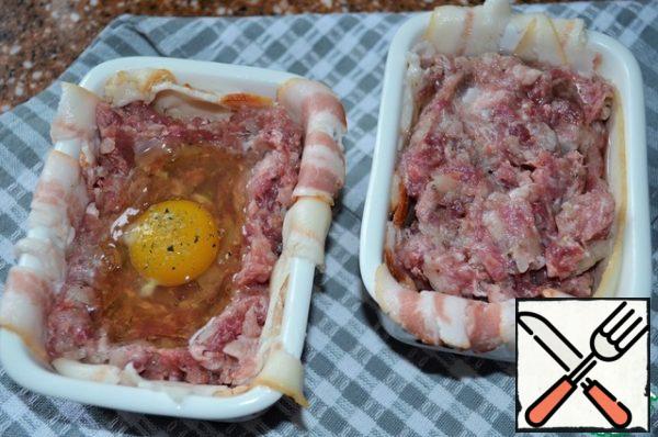 Add salt to the egg and carefully cover with minced meat on top.
