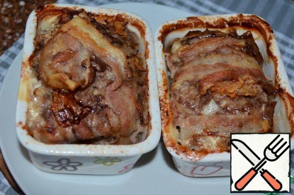Bake in the oven at a temperature of 190-200 degrees for 40-50 minutes.
Until the clear juice is released.
