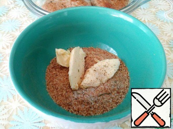Prepare a streusel for meat. RUB the butter well with the breadcrumbs, finishing with salt and pepper to taste. I have Adygeya salt and rye crackers. With white breadcrumbs will be light meat.