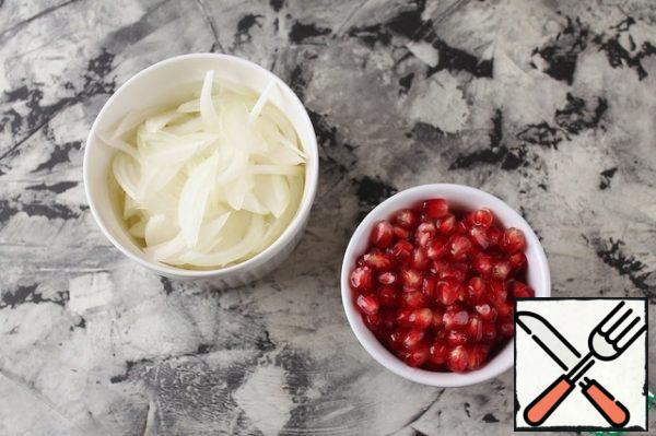Thinly slice the onion. Clear the pomegranate.
