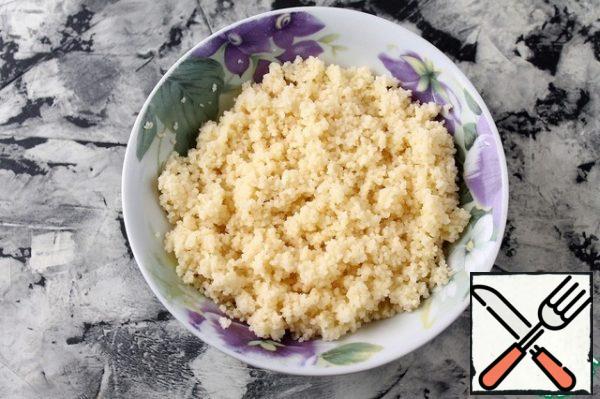 Pour boiling water over the couscous, add salt, cover and let stand for 5 minutes.
Then mix the porridge with a fork to make it crumbly.