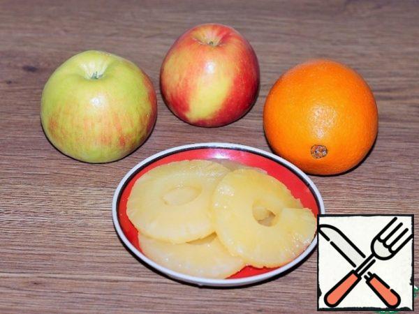 Fill the raisins with hot water. Drain the cooled water and rinse the raisins with running water.
Peel the apples and oranges. Cut the apples into large slices, peel the orange from the films.