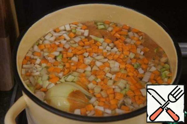 Put the broth to boil (for this I use chicken carcass) with the addition of carrots, root and celery stalks, you can add the stalks from cauliflower or broccoli, a pinch of black pepper with peas, 3-4 allspice and 2-3 cloves. Vegetables are taken in addition to the ingredients specified in the list.