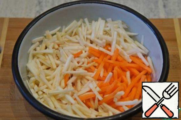 Peel the carrots and celery root and chop them into strips.