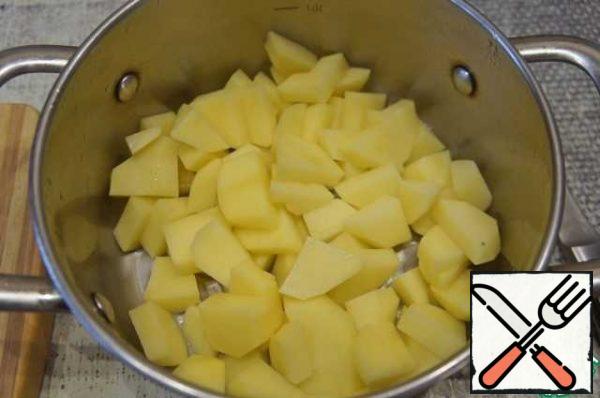 Cut the potatoes into small cubes.