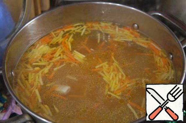 Then add the meat and fry, add salt and cook over low heat until tender. While the soup is cooking, separately boil the noodles in a large amount of salted water, throw them in a colander, then put them in a saucepan and pour a tablespoon of vegetable oil, mix thoroughly.