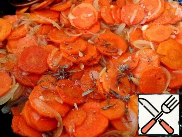Then add balsamic vinegar, here to taste from 2 tbsp.l. to 4, pepper, thyme, salt (I used Adyghe salt), pour in a glass of water. Mix everything, cover and simmer on the lowest heat until ready, mix several times in the process. If the carrot is cut into thin slices, it will cook faster. Do not cut into thick rings, otherwise you will have to add water. Make sure that it does not burn, because there is sugar there.
