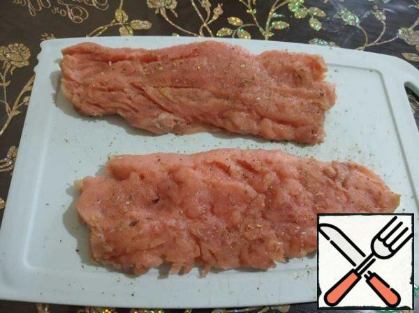 Wash the fish fillet and blot it with a paper towel. RUB with salt and seasoning for fish (I use a ready-made mixture that is sold in the store).