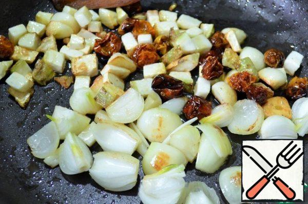 On 1 tbsp of oil, fry the garlic petals, tomatoes and celery, put the onion slices, fry for a couple of minutes.
Transfer to a plate.