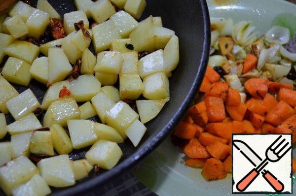 Also, fry the carrots in vegetable oil, combine with fried vegetables.
Dry the potatoes with a paper towel and fry them with pepper.