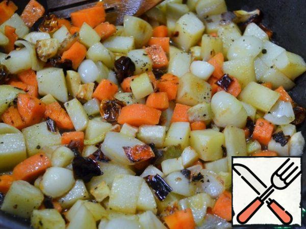 Combine all the vegetables in a pan, pour 2 tbsp of water, simmer for 10-15 minutes until the potatoes and carrots are ready.