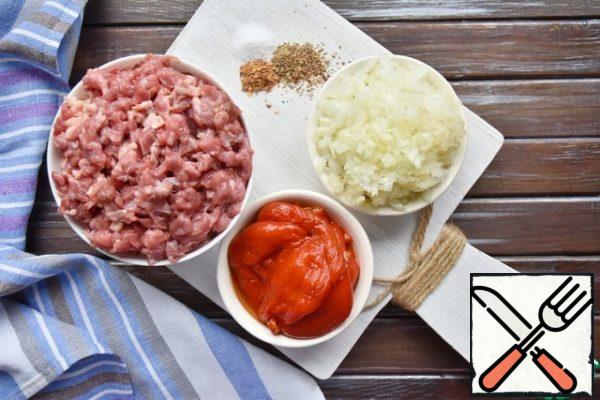 Turn the lamb meat in a meat grinder with a large grate. Chop the beef meat with a sharp knife and slice the onion. Grind the peppers with an immersion blender to a puree state.
