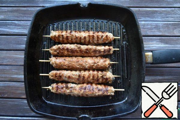 Ready-made kebabs can be fried on a grill pan on all sides until Golden.