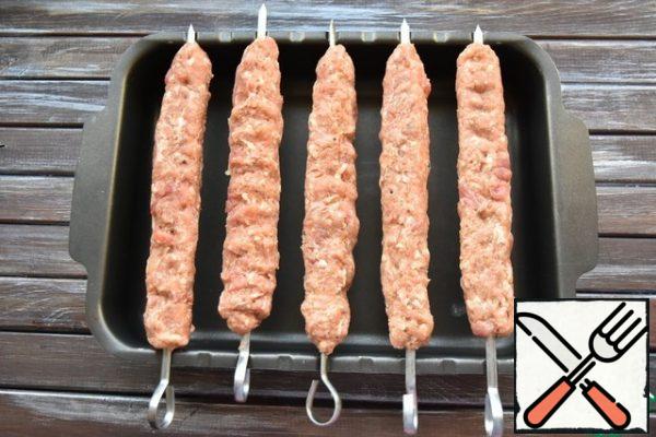 You can bake in the oven using the "grill" function, periodically turning the skewers so that the kebabs are fried on all sides.