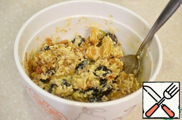 Mix the dried fruits with the oil mixture and add all the spices.
