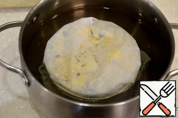 Put a towel on the bottom of the mold, put the pudding mold and pour water to the middle of the mold. Bring to a boil, cook in a water bath under a lid for 4 hours, periodically adding water.
