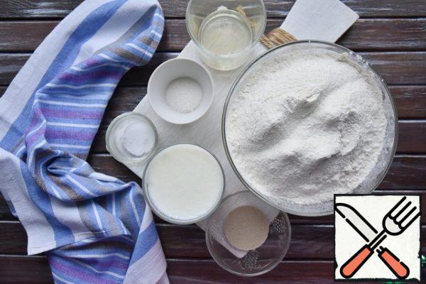 To prepare tortillas, prepare the necessary products. Pre-sift the flour through a fine sieve.