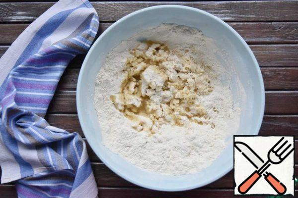 Combine the liquid component with the flour and start kneading the dough. During the kneading process, pour in the vegetable oil.