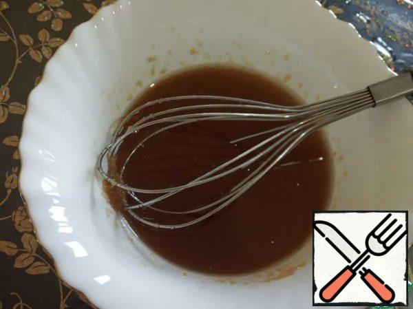 Add vanilla (vanilla sugar) and cane sugar to the vegetable oil and mix well with a whisk.