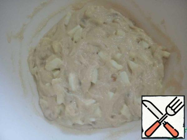 Add the apples and raisins to the dough and mix well. You can cover the mold with parchment paper or just grease it with oil and lay out the dough.
