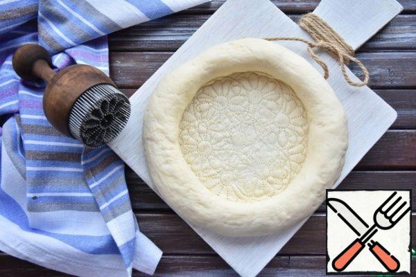 Using chakich stamp for the dough in the center of the pellet to make a pattern, or you can use a conventional fork. Grease the bread with egg yolk and sprinkle with sesame seeds.
Bake in the oven, preheated to 220-230 degrees until delicious ruddy.