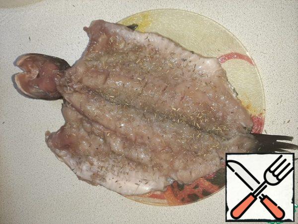 Add salt and sprinkle with seasoning.

