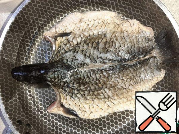 Pour vegetable oil into a baking dish and turn the fish belly down. Preheat the oven and bake for 30 minutes.
