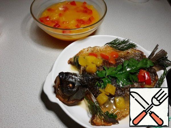 Garnish the finished fish with herbs, pour sweet and sour sauce.