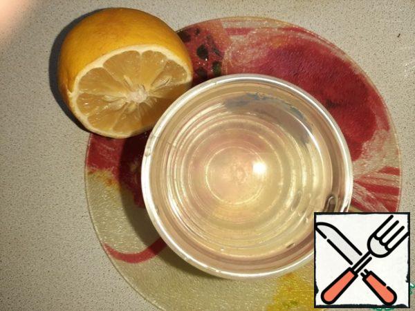 Squeeze out the juice of half a lemon, dilute 100 ml of hot water.