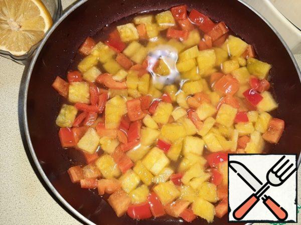 Add the pineapple and lemon water to the pepper and simmer for 7 minutes.